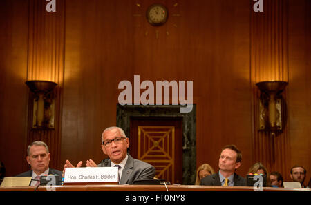 L'administrateur de la NASA Charles Bolden témoigne devant le Senate Commerce, de la Justice, de la science et des organismes connexes à une audience pour examiner la demande de budget de l'exercice 2017 et justification du financement pour la National Aeronautics and Space Administration, le jeudi 10 mars 2016, à l'immeuble de bureaux du Sénat Dirksen à Washington. Banque D'Images