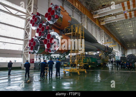 La fusée Soyouz et le Soyouz TMA-20M est montée Mardi, 15 mars 2016 au cosmodrome de Baïkonour au Kazakhstan. Lancement du vaisseau Soyouz TMA-20M est prévue pour le 19 mars et envoie 47 expédition commandant de Soyouz Alexey Ovchinin de Roscosmos, mécanicien de Jeff Williams, de la NASA, et l'ingénieur de vol Oleg Skripochka de Roscosmos à la Station spatiale internationale pour cinq mois et demi de séjour. Banque D'Images