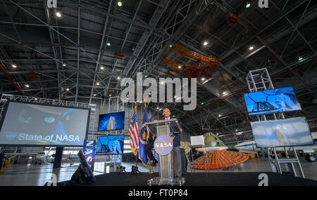 L'administrateur de la NASA Charles Bolden parle de l'agence réalisations scientifiques et technologiques, et d'avant-garde des travaux futurs, y compris l'envoi d'astronautes américains sur Mars dans les années 2030, pendant l'état d'événement de la NASA, le mardi 9 février 2016 à la NASA Langley Research Center de Hampton, en Virginie. Banque D'Images