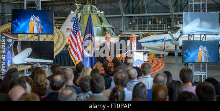 Charles Bolden, administrateur de la NASA, discute des réalisations et des objectifs futurs de l'agence lors d'un événement State of NASA au Centre de recherche Langley de la NASA. La conversation comprend des plans pour envoyer des astronautes sur mars dans les années 2030 et d'autres avancées dans l'exploration spatiale. Banque D'Images