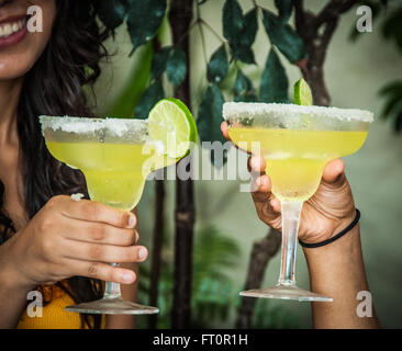 2 jeunes femmes mexicaines toast avec un verre de margarita - Puerto Vallarta, Mexique # 613PV Banque D'Images