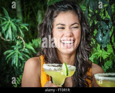 Laughing young Hispanic woman holding margarita verre - Puerto Vallarta, Mexique # 613PV Banque D'Images