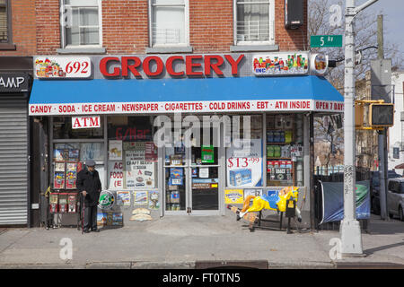 Petite épicerie indépendante sur la 5e Avenue à Park Slope, Brooklyn, New York. Banque D'Images