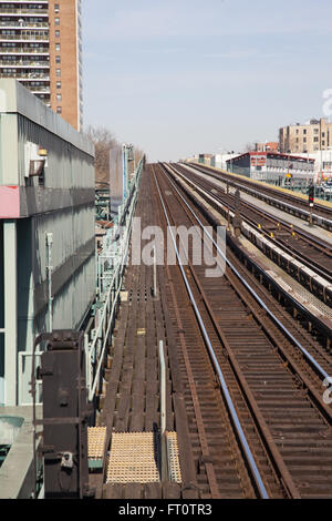 Vieux train de métro des pistes dans le Bronx, New York. Banque D'Images