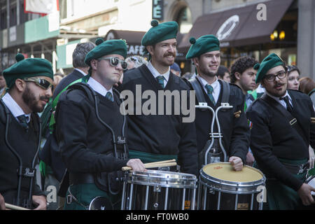 Bandes de cornemuses et tambours à l'écoute et prêt à mars dans le Saint Patrick's Day Parade le long de la 5e Avenue à New York. Banque D'Images