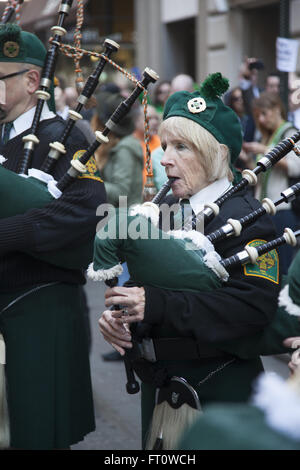 Bandes de cornemuses et tambours à l'écoute et prêt à mars dans le Saint Patrick's Day Parade le long de la 5e Avenue à New York. Banque D'Images