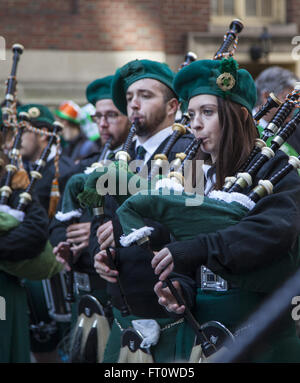 Bandes de cornemuses et tambours à l'écoute et prêt à mars dans le Saint Patrick's Day Parade le long de la 5e Avenue à New York. Banque D'Images