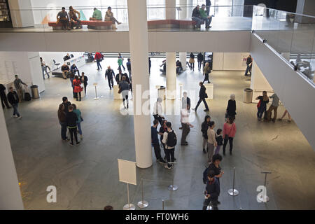 Recherche à travers le hall d'entrée au Musée d'Art Moderne de New York. Banque D'Images