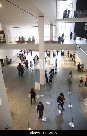 Recherche à travers le hall d'entrée au Musée d'Art Moderne de New York. Banque D'Images