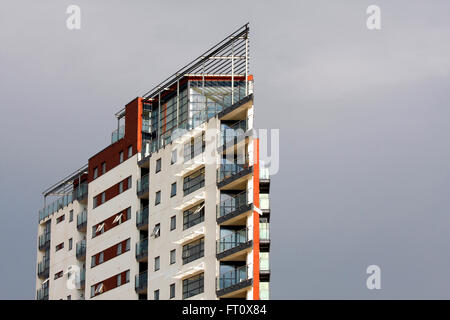 Immeuble moderne contre un ciel gris Banque D'Images