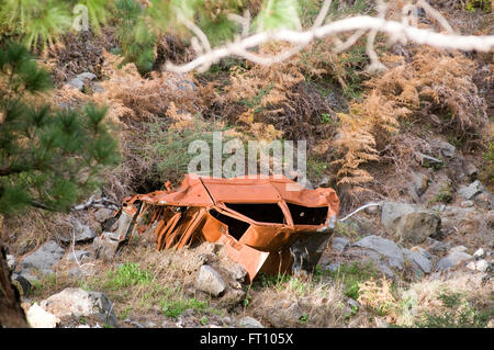 Crashed voiture voitures crash au fond d'un ravin de la vallée d'ordure rouillée rouille épave ferraille wrecked aucune assurance bonus perdu losin Banque D'Images