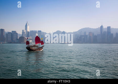 Junk ship replica bateau Aqua Luna à Hong Hong Harbour, Tsim Sha Tsui, Kowloon, Hong Kong Banque D'Images