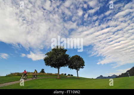 Couple riding e-bikes, Reit im Winkl, Chiemgau, Haute-Bavière, Allemagne Banque D'Images