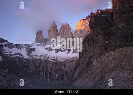 Torres del Paine dans la lumière du matin, Mirador Torres, Parc National Torres del Paine, Patagonie, Chili Banque D'Images