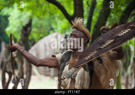 Homme dans un village zoulou, près de Richards Bay, KwaZulu-Natal, Afrique du Sud Banque D'Images