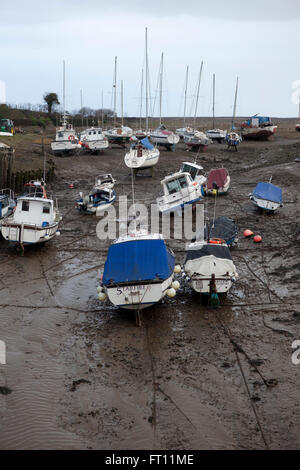 Yachts amarrés jusqu'à Porlock Weir en attente de la marée à venir dans et sur un ciel de printemps maussade profond, menaçant les tempêtes. Banque D'Images