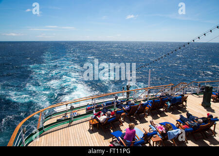 Les passagers de détente sur le pont du bateau de croisière MS Deutschland Peter Deilmann Reederei, Océan Atlantique, près de Portugal Banque D'Images