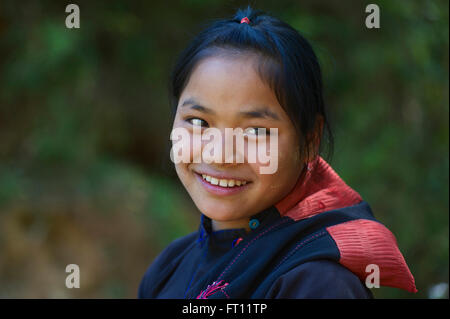 Les jeunes fra, Ann femme en vêtements traditionnels près de Kyaing Tong, Kentung, Shan State, Myanmar, Birmanie Banque D'Images