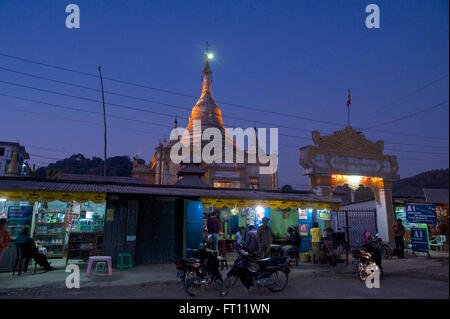 Pagode d'argent avec les étals de marché en soirée, Aung Chaung Naung Pagode, dans la région de Kalaw, Shan State, Myanmar, Birmanie Banque D'Images