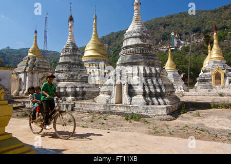 Trois enfants sur un vélo à Pindaya, Shan State, Myanmar, Birmanie Banque D'Images