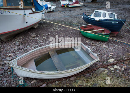 Yachts amarrés jusqu'à Porlock Weir en attente de la marée à venir dans et sur un ciel de printemps maussade profond, menaçant les tempêtes. Banque D'Images