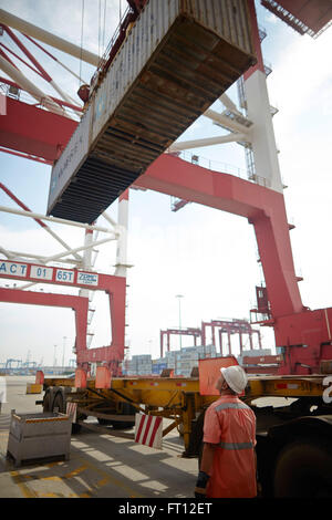 Le chargement d'un conteneur sur un camion à l'Harbour, le Port de Tianjin, Tianjin, Chine Banque D'Images