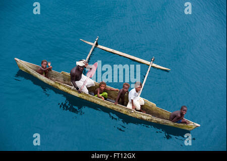 L'île à un outrigger canoe, Lorengau Manu, province, la Papouasie-Nouvelle-Guinée, le Pacifique Sud Banque D'Images