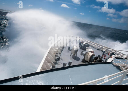 Proue de l'expedition cruise ship MS Hanseatic Hapag-Lloyd Cruises s'écraser à travers les vagues de très grosse mer dans l'océan du Sud, Passage de Drake, près de l'Antarctique Banque D'Images