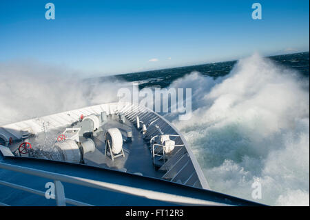 Arc d'expedition cruise ship MS Hanseatic Hapag-Lloyd Cruises s'écraser à travers les vagues de très grosse mer dans l'océan du sud, mer de Ross, Antarctique Banque D'Images