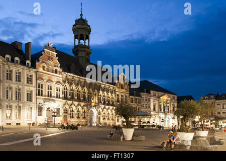 Grand Place au crépuscule, Guild Hall, Mons, Hainaut, Wallonie, Belgique, Europe Banque D'Images