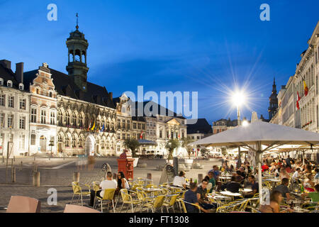 Grand Place au crépuscule, Guild Hall, Mons, Hainaut, Wallonie, Belgique, Europe Banque D'Images