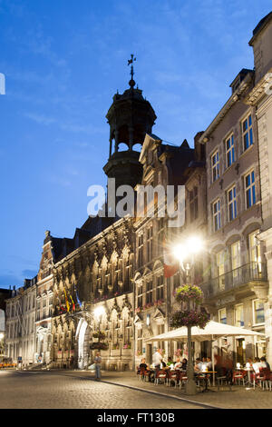 Grand Place au crépuscule, Guild Hall, Mons, Hainaut, Wallonie, Belgique, Europe Banque D'Images