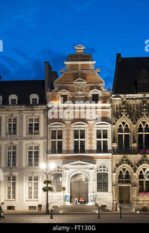 Grand Place au crépuscule, Salle Saint-Georges, Mons, Hainaut, Wallonie, Belgique, Europe Banque D'Images