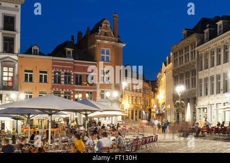 Restaurants et cafés sur la Grand Place au crépuscule, Mons, Hainaut, Wallonie, Belgique, Europe Banque D'Images