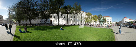 Les étudiants de la fratrie Geschwister-Scholl-Platz Scholl Plaza, Ludwig Maximilian University, Munich, Bavière, Allemagne Banque D'Images