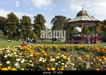 La musique dans le parc Victoria, de Newbury, West Berkshire, Angleterre, Royaume-Uni Banque D'Images