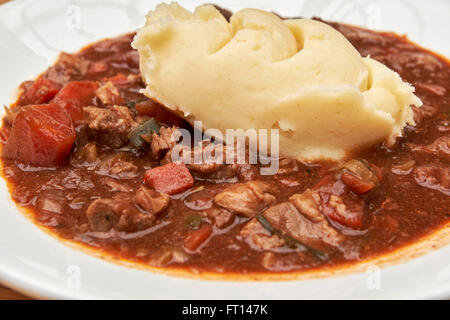 Assiette de la viande bovine et du ragoût irlandais guinness surmontée de purée Dublin Ireland Banque D'Images