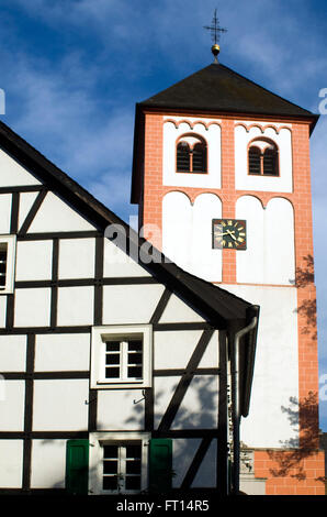 BRD, Nordrhein-Westfalen, Niestetal Rheinisch-Bergischen im Kreis, der katholischen Turm St.-Pankratius-Kirche Banque D'Images