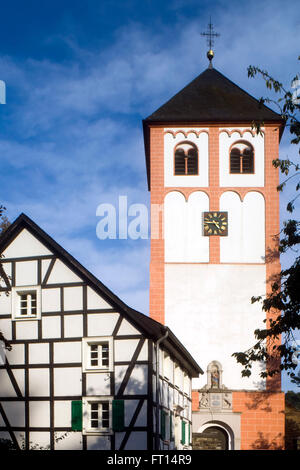 BRD, Nordrhein-Westfalen, Niestetal Rheinisch-Bergischen im Kreis, der katholischen Turm St.-Pankratius-Kirche Banque D'Images