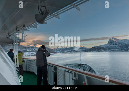 Bateau de croisière Hurtigruten MS Nordlys passant la côte de Helgeland. La Norvège. L'Europe Banque D'Images