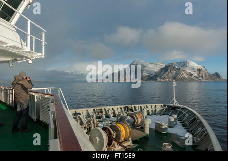 Bateau de croisière Hurtigruten MS Nordlys passant la côte de Helgeland. La Norvège. L'Europe Banque D'Images