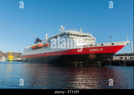 Le navire Hurtigruten MS Nordlys amarré au port de Bodø. La Norvège. L'Europe Banque D'Images