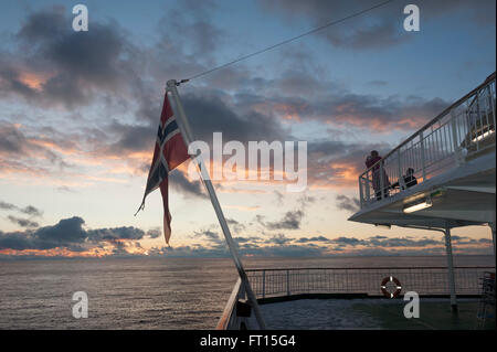 Coucher du soleil à bord du navire Hurtigruten MS Nordlys. La Norvège. L'Europe Banque D'Images