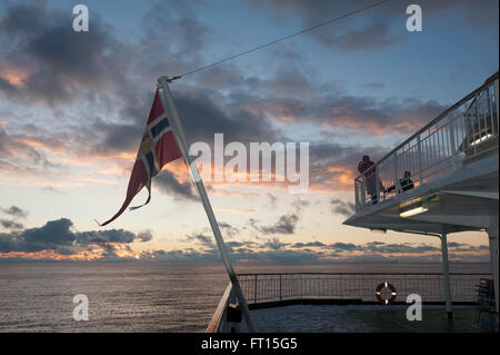 Coucher du soleil à bord du navire Hurtigruten MS Nordlys. La Norvège. L'Europe Banque D'Images