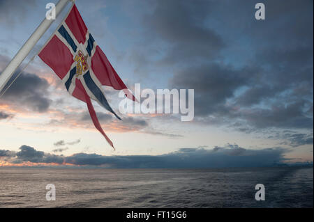 Coucher du soleil à bord du navire Hurtigruten MS Nordlys. La Norvège. L'Europe Banque D'Images