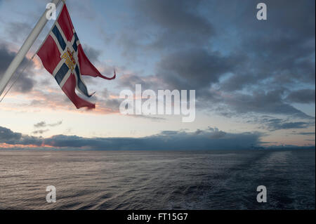 Coucher du soleil à bord du navire Hurtigruten MS Nordlys. La Norvège. L'Europe Banque D'Images