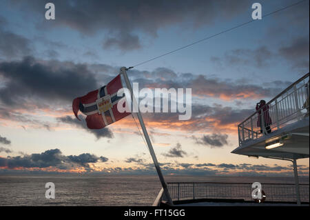 Coucher du soleil à bord du navire Hurtigruten MS Nordlys. La Norvège. L'Europe Banque D'Images