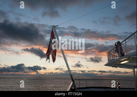 Coucher du soleil à bord du navire Hurtigruten MS Nordlys. La Norvège. L'Europe Banque D'Images