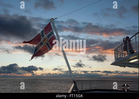 Coucher du soleil à bord du navire Hurtigruten MS Nordlys. La Norvège. L'Europe Banque D'Images