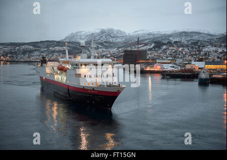 Le navire Hurtigruten MS Vesteralen quittant le port de Harstad. La Norvège. L'Europe Banque D'Images